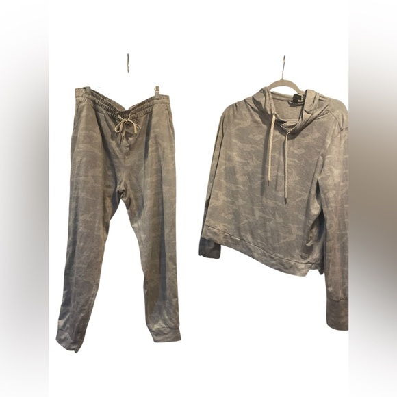 Vuori Pants - Vuori hoodie and jogger set PALE GREY CAMO Size M/L